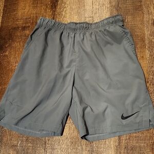 Nike Gray Athletic Shorts for Optimal Performance